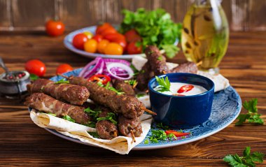 Türkçe ve Arapça geleneksel Ramazan kebap plaka karıştırın. Kebap adana, piliç, kuzu ve lavaş ekmek soslu et. Üstten Görünüm