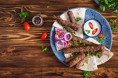 Türkçe ve Arapça geleneksel Ramazan kebap plaka karıştırın. Kebap adana, piliç, kuzu ve lavaş ekmek soslu et. Üstten Görünüm