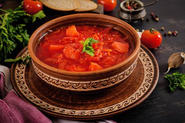 Geleneksel Ukraynalı Rus pancar çorbası veya kupa kırmızı çorbası.
