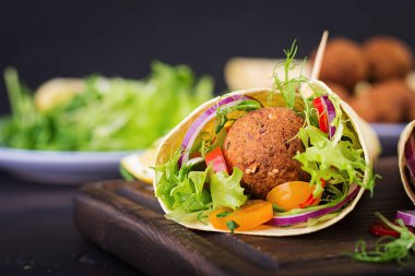 Falafel ve taze salata tortilla sarın. Vegan Taco. Sağlıklı yemek.