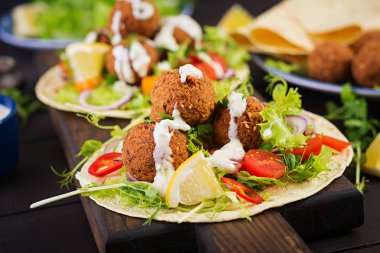 Falafel ve taze salata tortilla sarın. Vegan Taco. Sağlıklı yemek.
