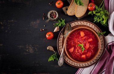 Geleneksel Ukraynalı Rus pancar çorbası veya kupa kırmızı çorba. Üstten Görünüm