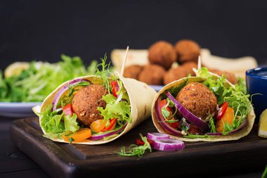 Falafel ve taze salata tortilla sarın. Vegan Taco. Sağlıklı yemek.