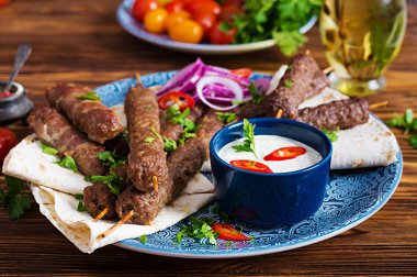 Türkçe ve Arapça geleneksel Ramazan kebap plaka karıştırın. Kebap adana, piliç, kuzu ve lavaş ekmek soslu et. Üstten Görünüm