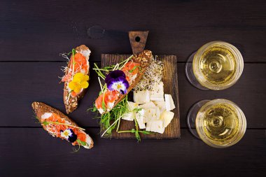 Somon Sandviç ile krem peynir ve ahşap masa üzerinde microgreen. Somon kanepe. Üstten Görünüm