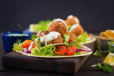 Falafel ve taze salata tortilla sarın. Vegan Taco. Sağlıklı yemek.