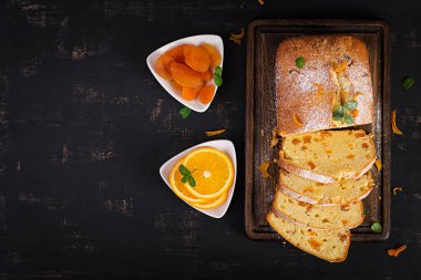 Kuru Kayısı ve pudra şekeri ile turuncu kek. Üstten Görünüm