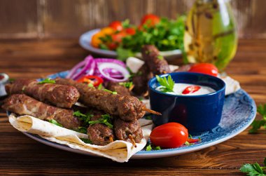 Türkçe ve Arapça geleneksel Ramazan kebap plaka karıştırın. Kebap adana, piliç, kuzu ve lavaş ekmek soslu et. Üstten Görünüm