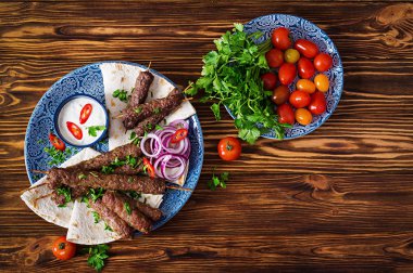 Türkçe ve Arapça geleneksel Ramazan kebap plaka karıştırın. Kebap adana, piliç, kuzu ve lavaş ekmek soslu et. Üstten Görünüm