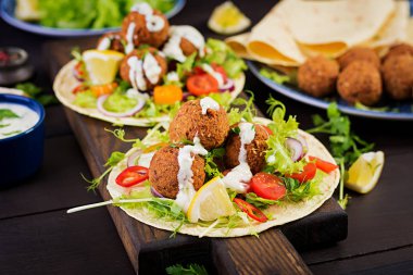 Falafel ve taze salata tortilla sarın. Vegan Taco. Sağlıklı yemek.