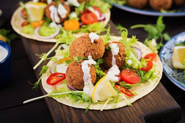 Falafel ve taze salata tortilla sarın. Vegan Taco. Sağlıklı yemek.