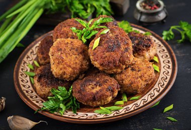 Sulu lezzetli et pirzola karanlık bir tablo. Rus Mutfağı.