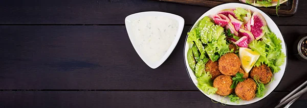 Falafel e verdure fresche. Ciotola Buddha. Medio Oriente o ara — Foto Stock