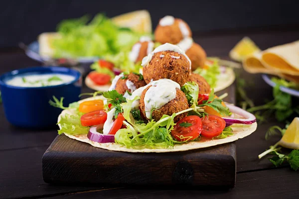 Tortilu Falafel Čerstvý Salát Veganská Tacos Zdravé Vegetariánské Jídlo — Stock fotografie