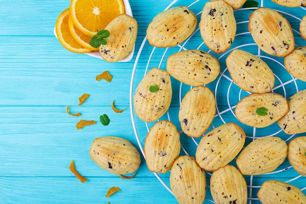 Bolachas Caseiras Biscoitos Franceses Madeleines Com Suco Laranja Lascas Chocolate — Fotografia de Stock