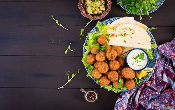 Falafel Hummus Pita Vase Din Orientul Mijlociu Sau Arabe Fundal — Fotografie, imagine de stoc