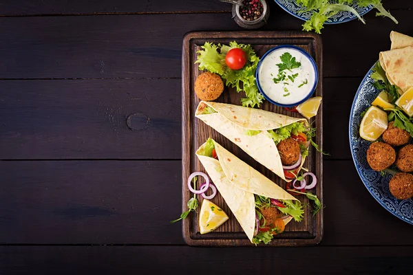 Tortilla Envolva Com Falafel Salada Fresca Tacos Vegan Comida Vegetariana — Fotografia de Stock