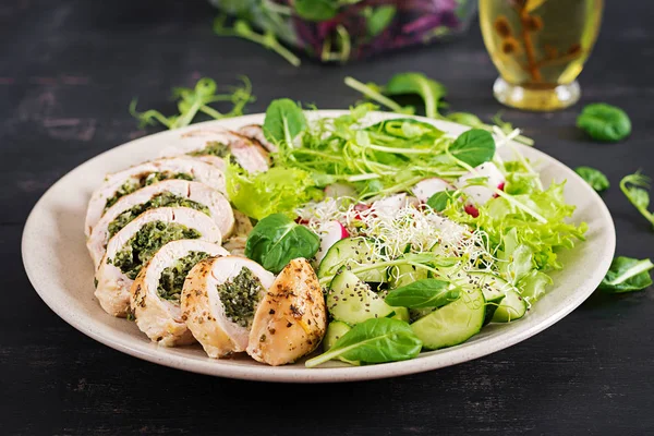 Sült Csirke Rolls Spenóttal Sajttal Lemez Egészséges Ebéd Keto Diéta — Stock Fotó