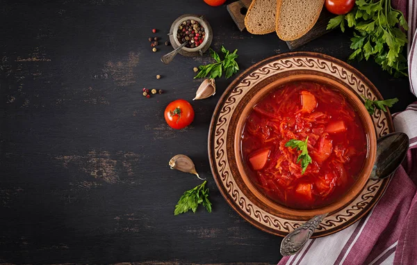 伝統的なウクライナ ロシアのボルシチやボウルの赤いスープ トップ ビュー — ストック写真
