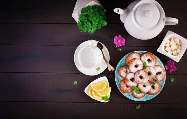 Brunch Lunch Zelfgemaakte Donuts Bestrooid Met Poedersuiker Bovenaanzicht — Stockfoto