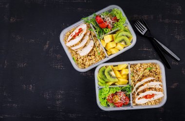 Öğle yemeği kutusu tavuk, bulgur, microgreens, domates ve meyve. Sağlıklı fitness yemekleri. Al. Lunchbox. Üstte görüntü