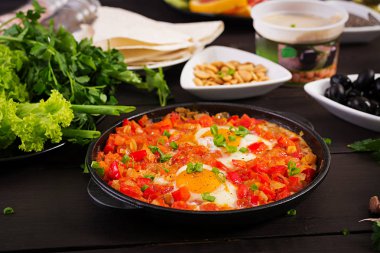 Türk Kahvaltısı - shakshuka, zeytin, peynir ve meyve. Zengin brunch.