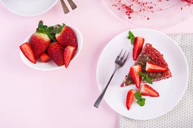 Pembe arka planda kırmızı kadife pasta. Çay içmek. Masa ayarı. Üstte görüntü