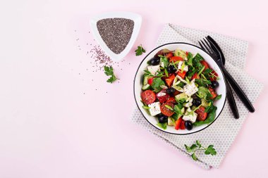 Salatalık, domates, tatlı biber, marul, yeşil soğan, beyaz peynir ve zeytin zeytinyağı ile Yunan salatası. Sağlıklı yiyecekler. Üstte görüntü