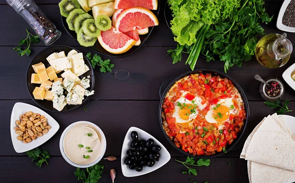 Colazione Turca Shakshuka Olive Formaggio Frutta Brunch Ricco Vista Dall — Foto Stock