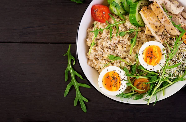 新鲜的沙拉早餐碗配燕麦片 鸡肉片 微青和煮鸡蛋 健康食品 素食佛陀碗 顶部视图 — 图库照片