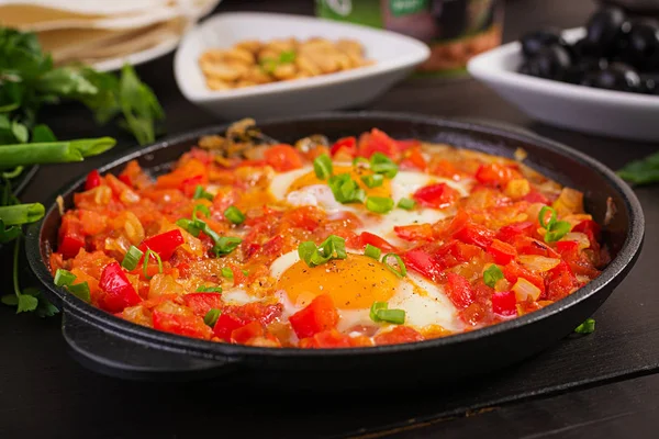 Colazione Turca Shakshuka Olive Formaggio Frutta Brunch Ricco — Foto Stock