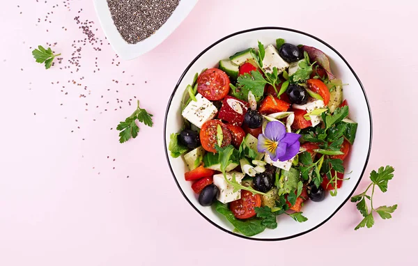 Salada Grega Com Pepino Tomate Pimenta Doce Alface Cebola Verde — Fotografia de Stock