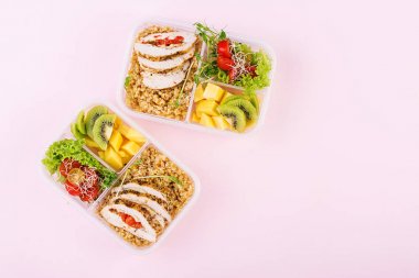Öğle yemeği kutusu tavuk, bulgur, microgreens, domates ve meyve. Sağlıklı fitness yemekleri. Al. Lunchbox. Üstte görüntü