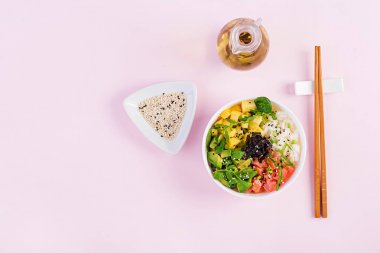 Pirinç, mango, avokado ve somon ile Buda kase. Sağlıklı gıda kavramı. Üst te. Düz yatıyordu