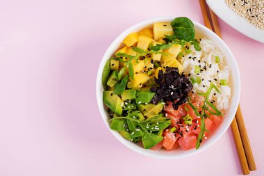 Pirinç, mango, avokado ve somon ile Buda kase. Sağlıklı gıda kavramı. Üst te. Düz yatıyordu