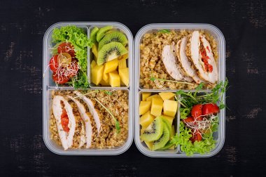 Öğle yemeği kutusu tavuk, bulgur, microgreens, domates ve meyve. Sağlıklı fitness yemekleri. Al. Lunchbox. Üstte görüntü