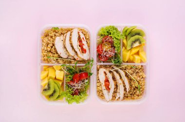Öğle yemeği kutusu tavuk, bulgur, microgreens, domates ve meyve. Sağlıklı fitness yemekleri. Al. Lunchbox. Üstte görüntü