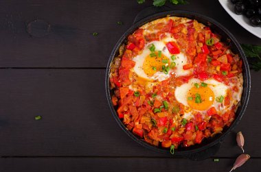 Türk Kahvaltısı - shakshuka. Kızarmış yumurta. Brunch. Üstte görüntü