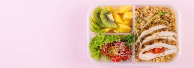 Öğle yemeği kutusu tavuk, bulgur, microgreens, domates ve meyve. Sağlıklı fitness yemekleri. Al. Lunchbox. Üstte görüntü