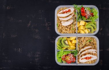 Öğle yemeği kutusu tavuk, bulgur, microgreens, domates ve meyve. Sağlıklı fitness yemekleri. Al. Lunchbox. Üstte görüntü