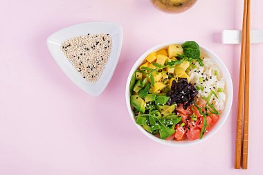 Pirinç, mango, avokado ve somon ile Buda kase. Sağlıklı gıda kavramı. Üst te. Düz yatıyordu