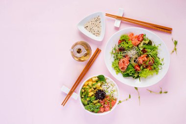 Sağlıklı kahvaltı. Pirinç, mango, avokado ve somon ve domates, avokado, arugula, tohum, somon ile taze salata ile Buda kase. Sağlıklı gıda kavramı. Üst te. Düz yatıyordu