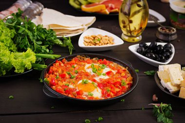 Türk Kahvaltısı - shakshuka, zeytin, peynir ve meyve. Zengin brunch.