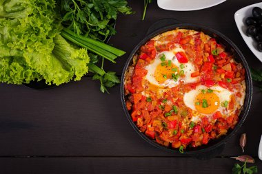 Türk Kahvaltısı - shakshuka, zeytin, peynir ve meyve. Zengin brunch. Üstte görüntü