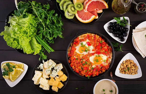 Colazione Turca Shakshuka Olive Formaggio Frutta Brunch Ricco Vista Dall — Foto Stock