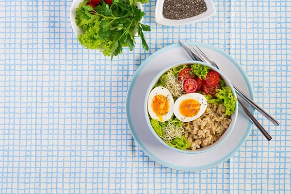 新鮮なサラダオートミール トマト レタス マイクログリーン ゆで卵の朝食ボウル 健康的な食べ物 ベジタリアンブッダボウル トップビュー フラットレイ — ストック写真