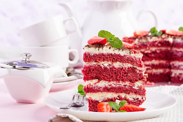 Rode Fluwelen Cake Een Roze Achtergrond Thee Drinken Tabel Instelling — Stockfoto