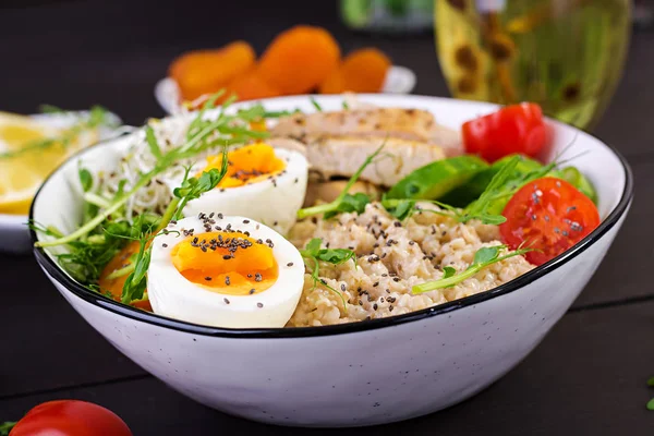 新鲜的沙拉早餐碗配燕麦片 鸡肉片 微青和煮鸡蛋 健康食品 素食佛陀碗 — 图库照片