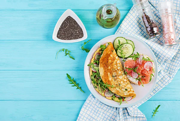 Micul Dejun Omelette Ridiche Arugula Verde Sandwich Somon Placă Albă — Fotografie, imagine de stoc