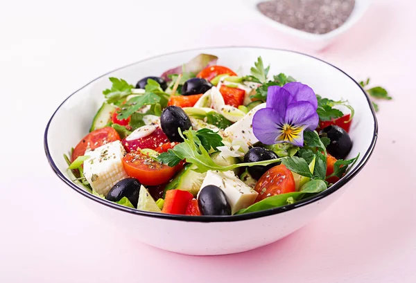 希腊沙拉配黄瓜 绿洋葱 羊乳酪和橄榄油橄榄 健康食品 — 图库照片